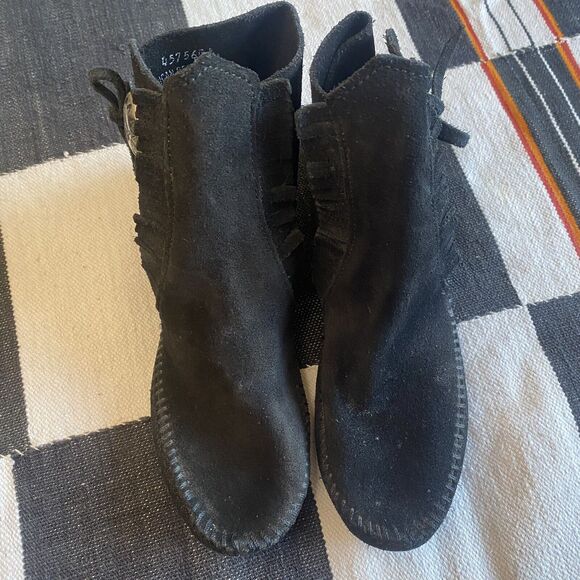 Vintage Minnetonka Moccasin Black Suede Ankle Boots. Conchos & Suede Tie. Size 6 - Picture 3 of 10